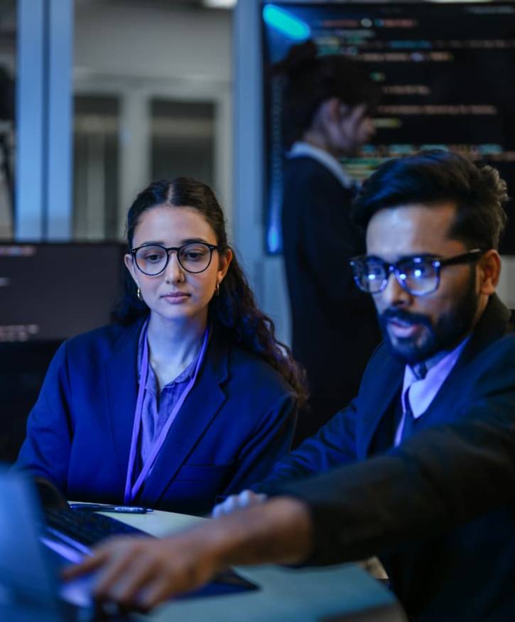 Equipo de especialista en ciberseguridad trabajando en la protección de empresa